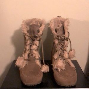 Women’s laced boot size 6.5 M